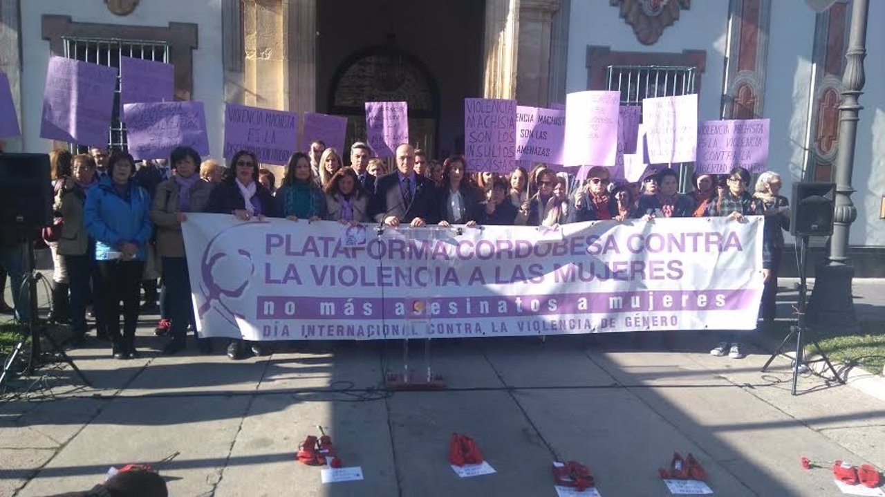 Ruiz (centro) asiste a la concentración silenciosa contra la violencia machista