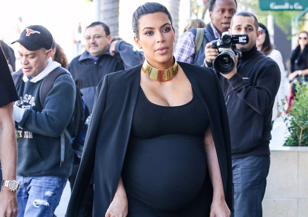 Kim Kardashian que esta embarazada paseando por las calles de Beverly HillsBever