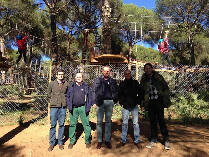 Algar (centro) en la visita a Posadas Aventura