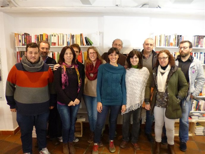 Marta Domínguez (con poncho blanco) con otros candidatos y el comité de campaña