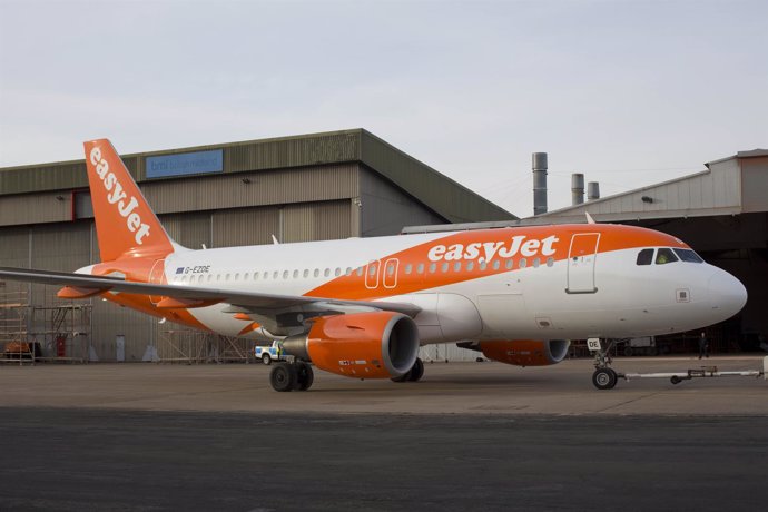 Avión con la nueva marca de easyJet