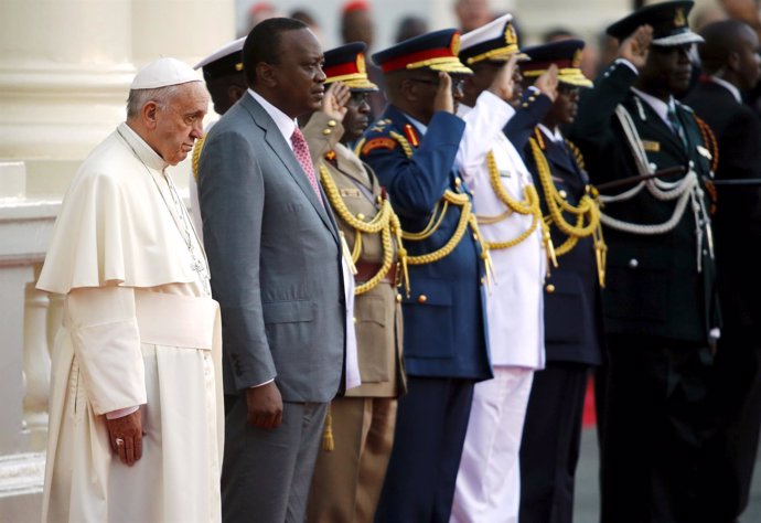 El Papa Francisco, en visita a África, col presidente kenianu