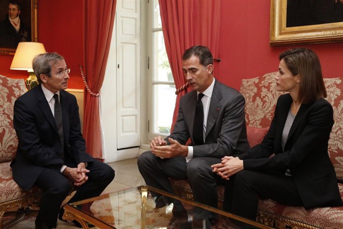 Rey Felipe VI y Reina Letizia con embajador de Francia