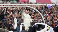 El Papa pide erradicar en África las prácticas que degradan a las mujeres y clama contra el aborto