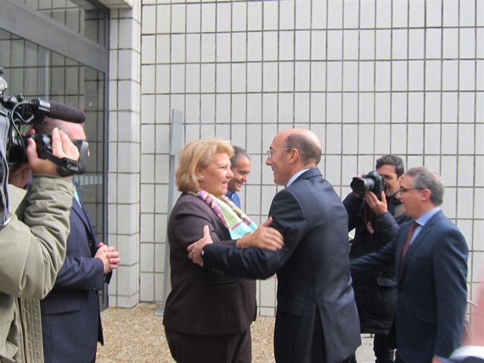 Ángeles Pedraza saluda a Carlos Urquijo.