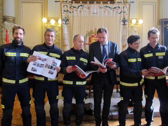 El alcalde junto con los autores del manual de bomberos. 
