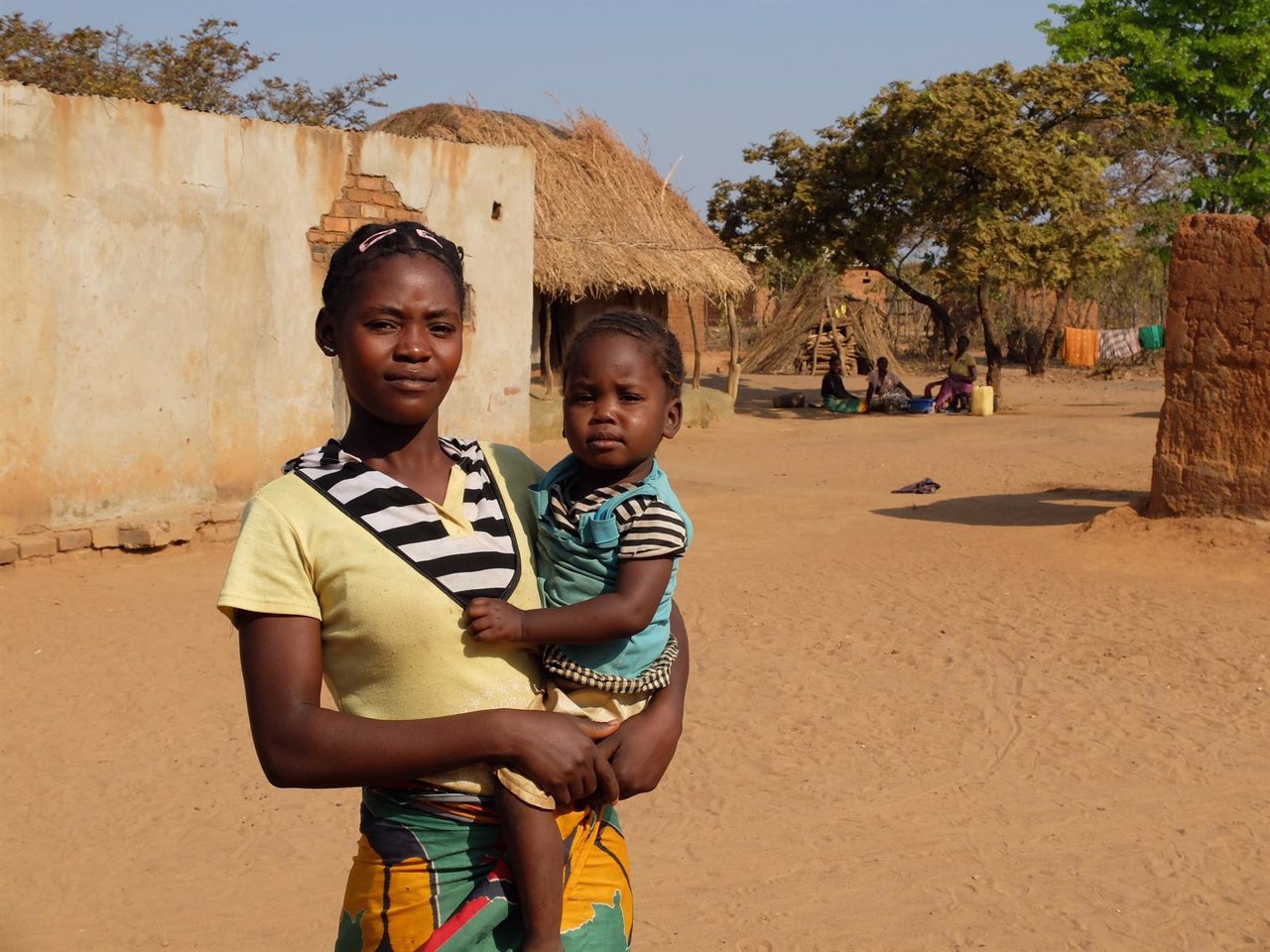 Joven en Zambia con su bebé