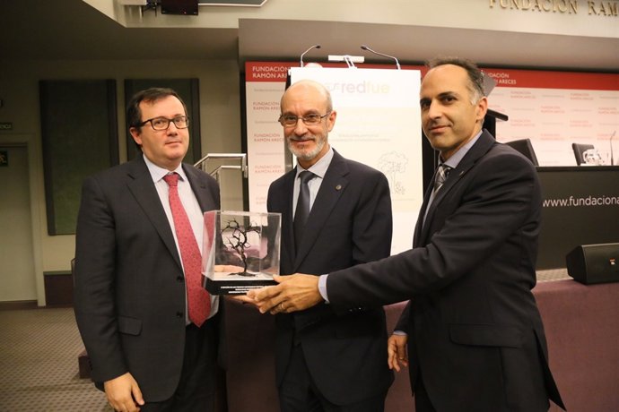 Jorge Sáinz entrega el premio al rector y al vicerrector de Investigación