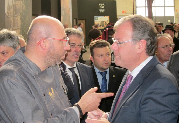 El alcalde de León conversa con el chef del Restaurante Cocinandos