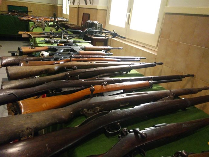 La Guardia Civil decomisa más de 200 armas y 300 quilos de explosivos