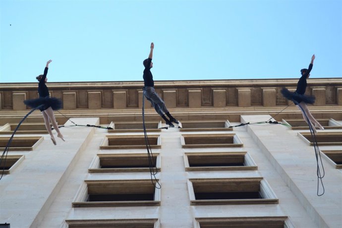 La compañía Delrevés ha actuado este jueves en la presentación de la temporada
