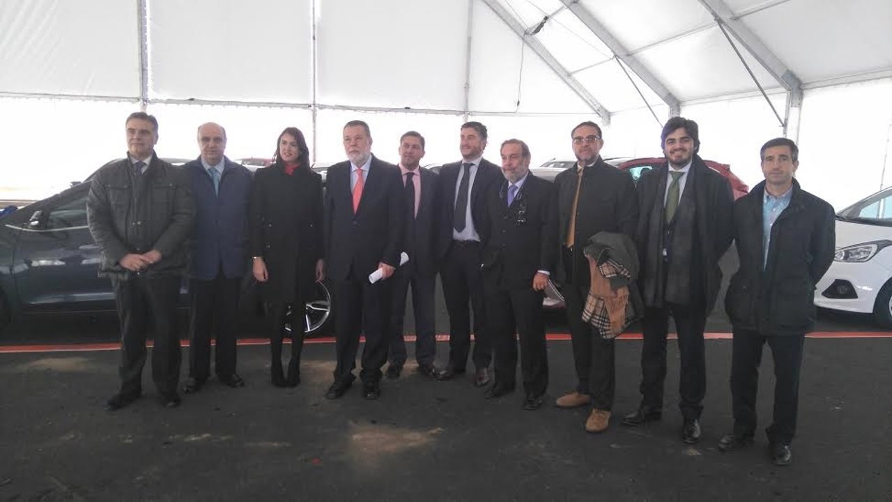 Blanco (centro) junto a representates de las empresas participantes