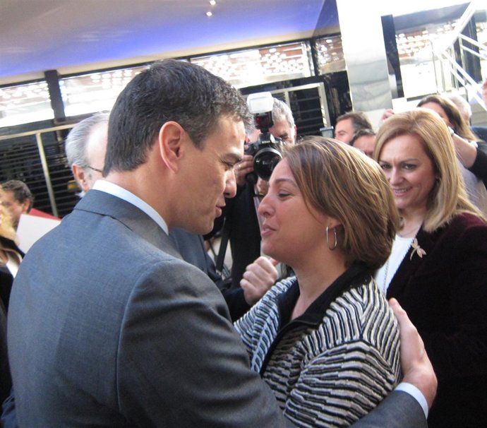 Pedro Sánchez saluda a la alcaldesa de Córdoba