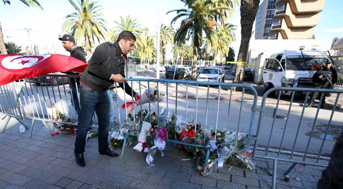 Homenaje a las víctimas del atentado contra un autobús en Túnez