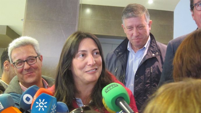 La secretaria general del PP-A, Dolores López, y Carmelo Rormero.