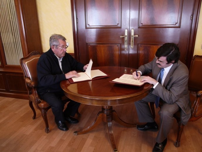 Lafuente y Castel-Ruiz han firmado el acuerdo en Zaragoza este jueves