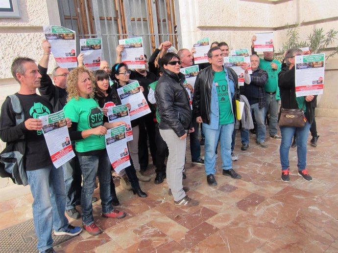 Los miembros de la PAH presentan la manifestación ante el Ayuntamiento