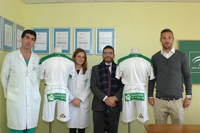 Álvarez y Jiménez, entre las equipaciones, flanqueados por Dueñas y Xisco
