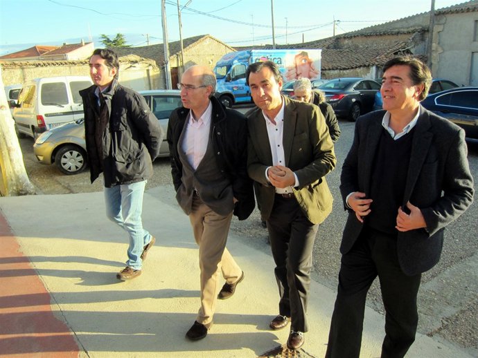 Martínez Maillo a su llegada a Almenara de Tormes. 