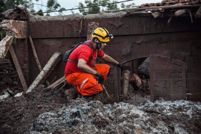 Bombeiros encontram corpo da 13ª vítima de Mariana três semanas depois