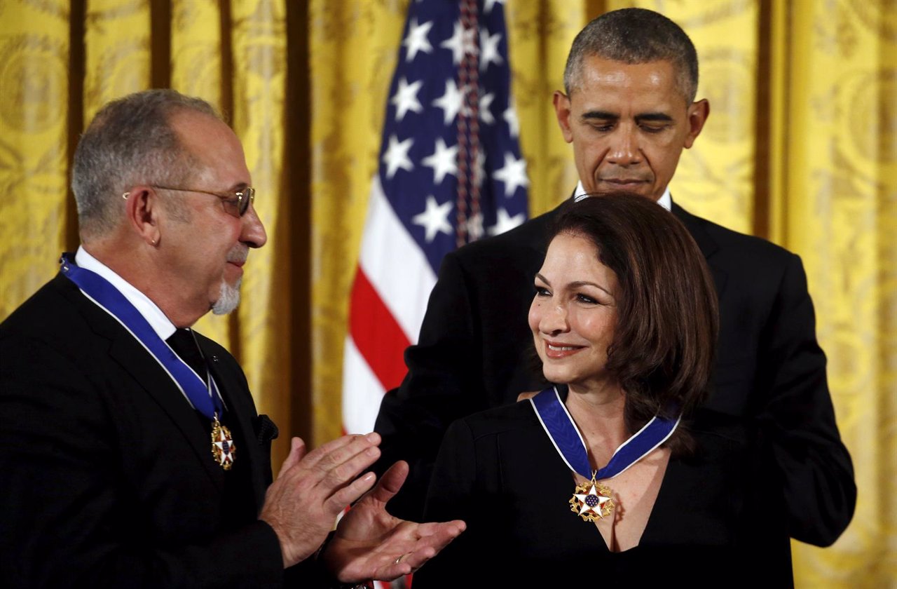 U.S. President Barack Obama presents the Presidential Medal of Freedom to Gloria