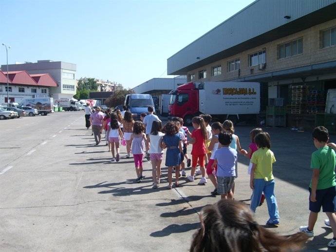 Un grupo de escolares visita las instaciones de Mercacórdoba