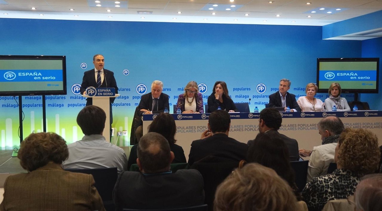 Elías Bendodo y otros miembros del PP de Málaga