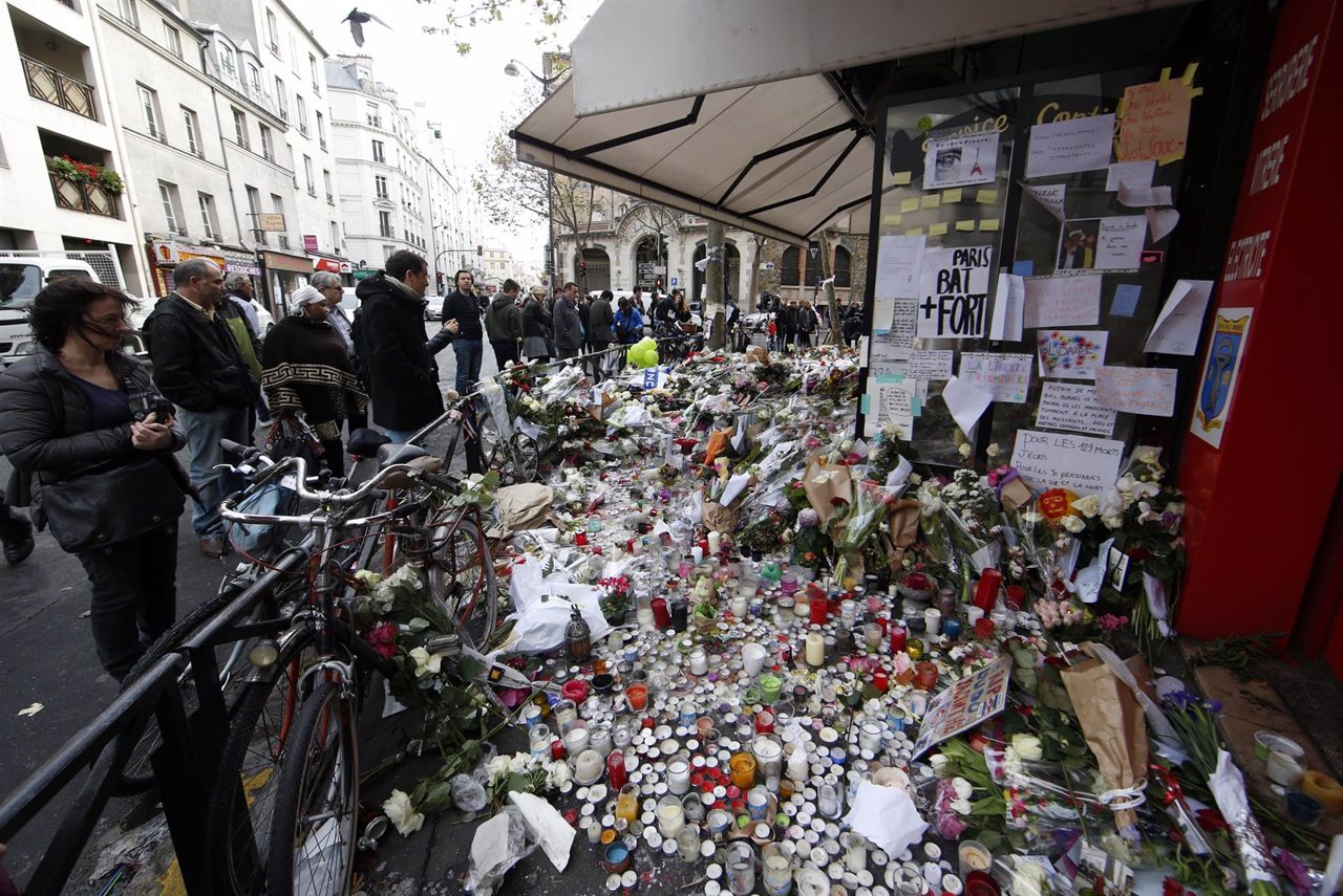 Tributo a las víctimas en la cafetería La Belle Equipe de París