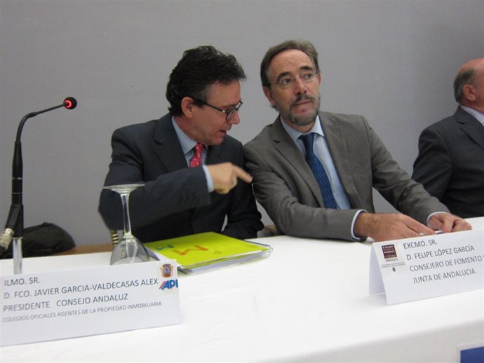 López (dcha.) junto a García-Valdecasas, en la inauguración de las jornadas