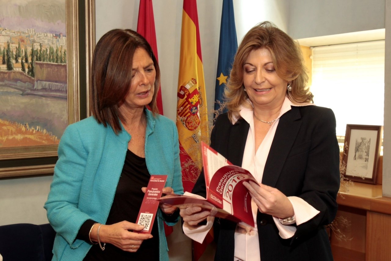 ENGRACIA HIDALGO ENTREGA EL PROYECTO DE PRESUPUESTOS 2016 A LA PRESIDENTA DE LA 