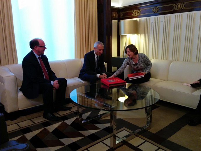 La presidenta del Parlament, Carme Forcadell, se reúne con el embajador suizo