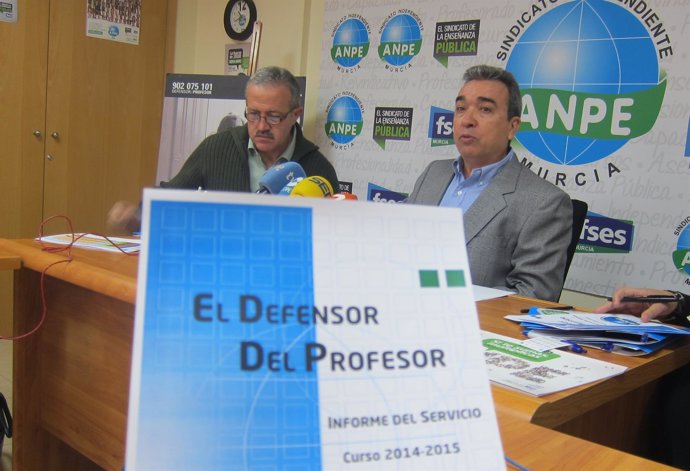 El presidente de ANPE, Clemente Hernández, con informe Defensor del Profesor