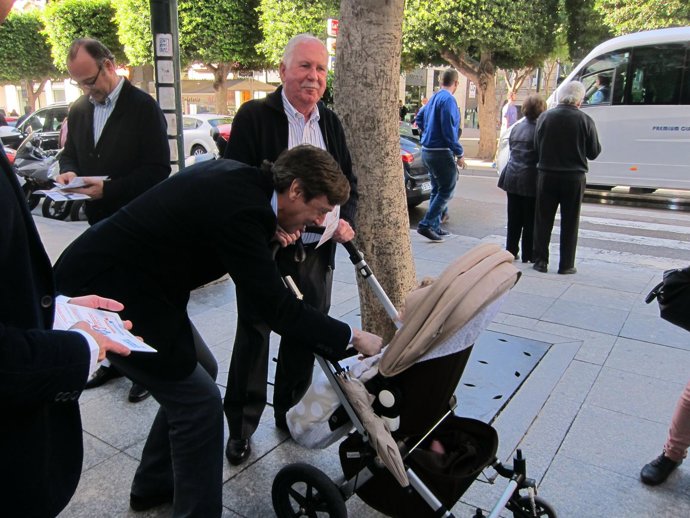 El candidato del PP al Congreso, Rafael Hernando, saluda a un bebé