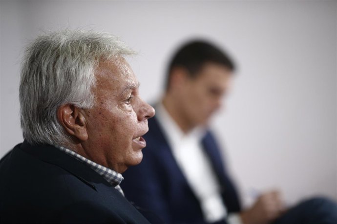 Felipe González y Pedro Sánchez en la sede del PSOE