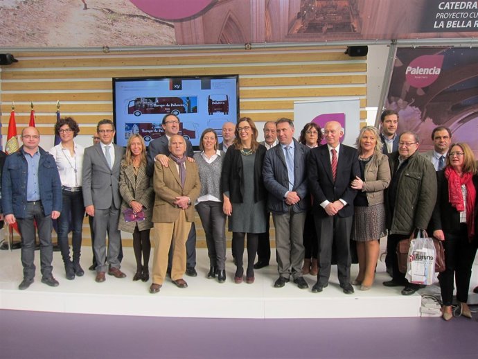 El alcalde y la presidenta junto con ediles, alcaldes y diputados en Intur.