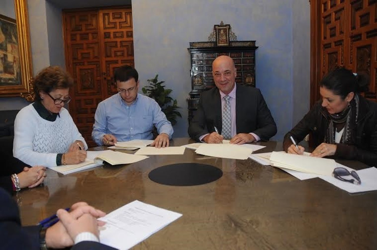 Antonio Ruiz (centro) firma el convenio de Fomento y Colaboración