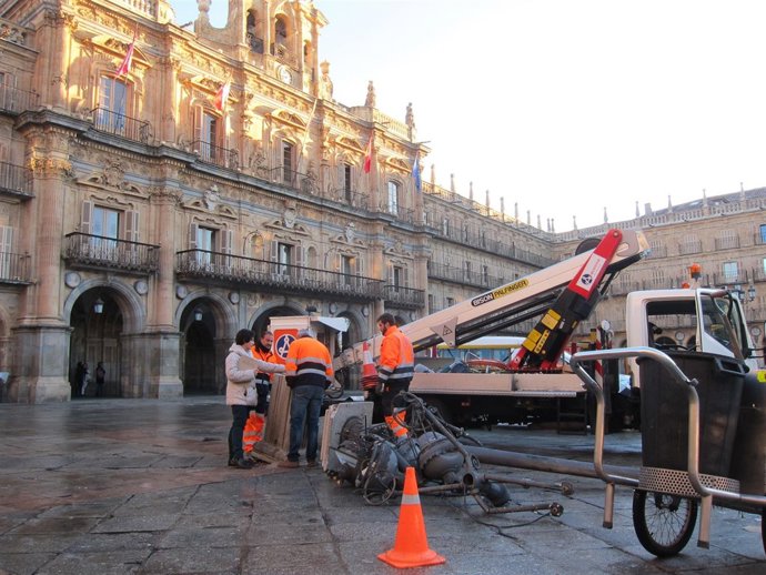 Operarios municipales retiran la farola dañada de la Plaza Mayor de Salamanca