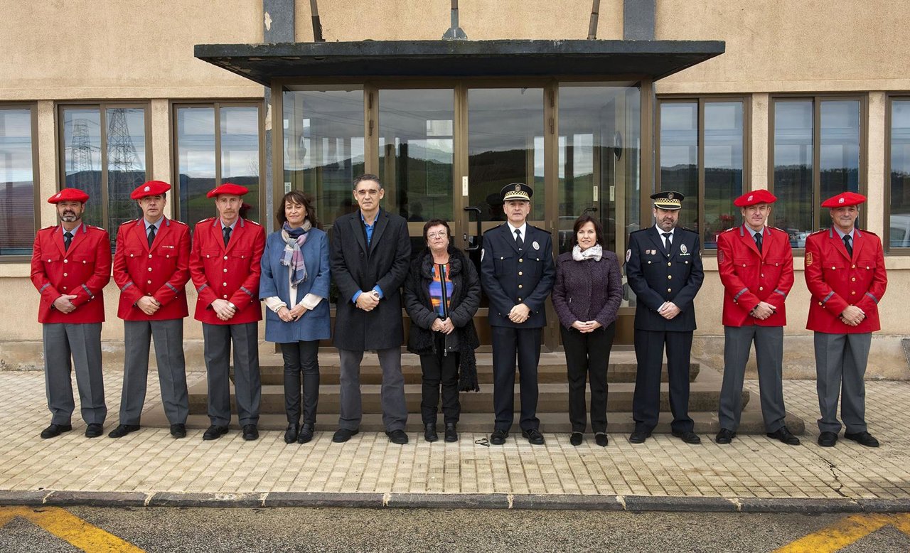  Beaumont Y Otras Autoridades Junto Con Los Nuevos Comisarios De Policía.