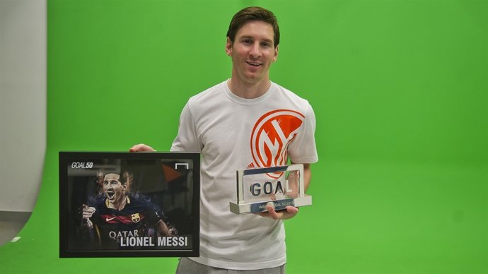 Leo Messi con su premio Goal 50