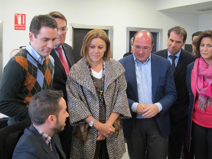 Cospedal atiende a un trabajador durante su visita a Molina de Segura