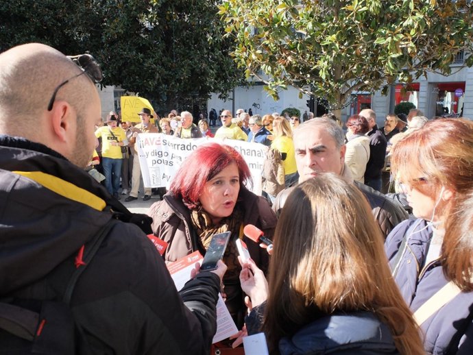 La candidata al Congreso por el PSOE de Granada, Elvira Ramón, con los medios.