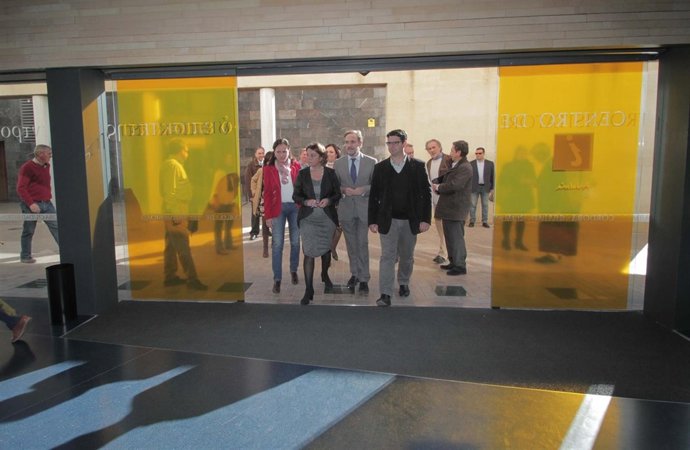 El consejero, la alcaldesa y primer teniente de alcalde en Centro de Visitantes