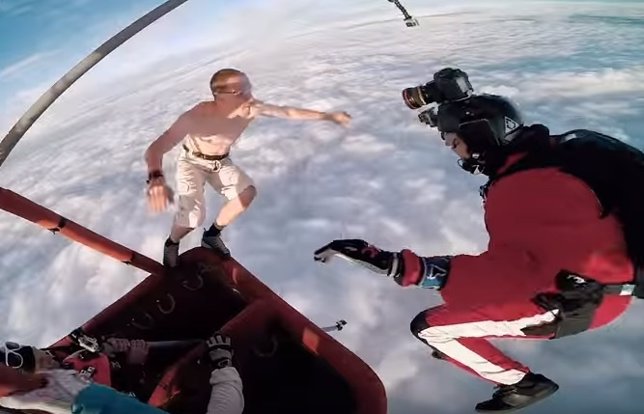 Impresionante vídeo: Salta de un globo aerostático sin paracaídas 