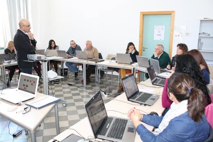 Carmona (izda.) asiste a uno de los cursos en Montilla