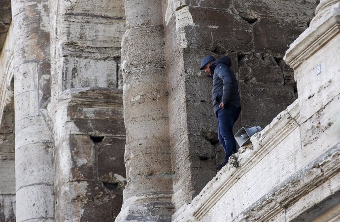 Un hombre se sube a una de las cornisas del Coliseo para protestar contra el vet