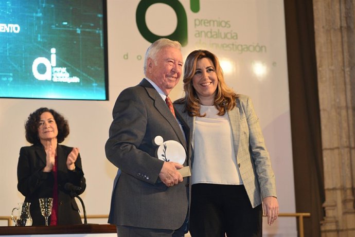 José Luis García Palacios recibe el premio de Susana Díaz