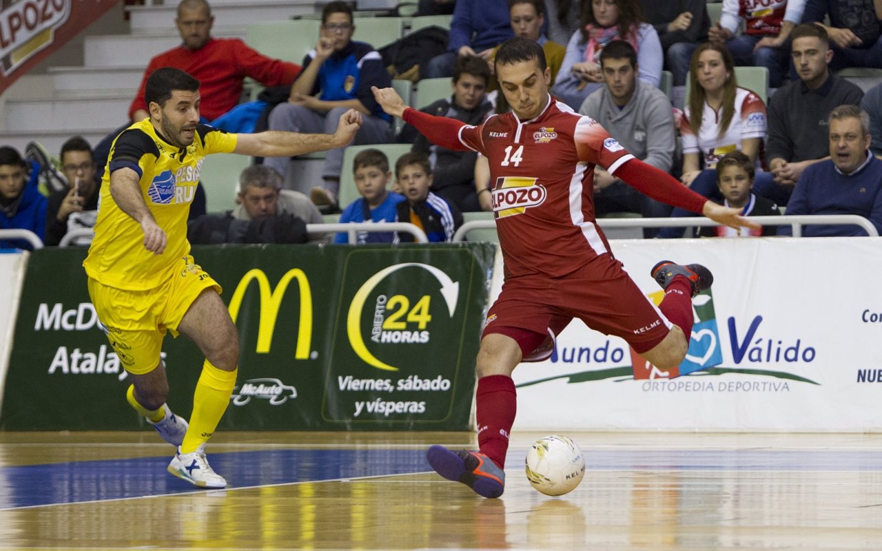Adri, de ElPozo Murcia, intenta driblar a un rival de Burela