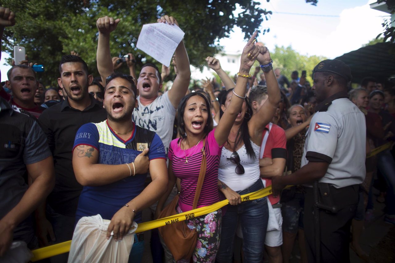 Cubanos protestan ante embajada de Ecuador en La Habana