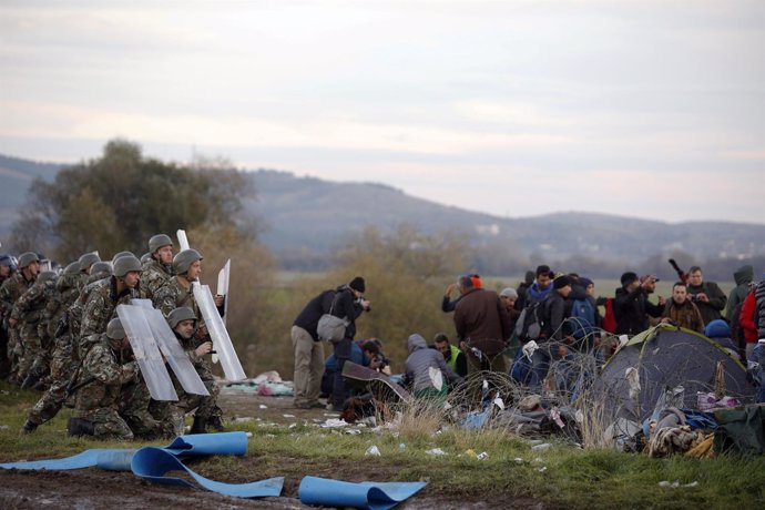 Fuerzas macedonias contienen a inmigrantes en la frontera con Grecia
