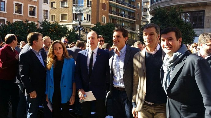 Rivera, Punset y Cantó con otros miembros de Ciudadanos